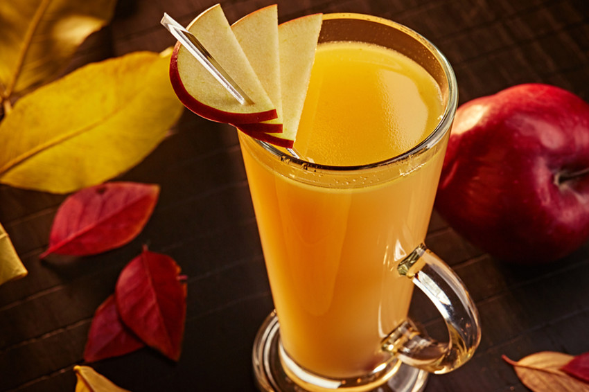 Согревающий напиток Hot Butter Rum  на основе настоящего рома и яблочного сока с добавлением сливочного масла.