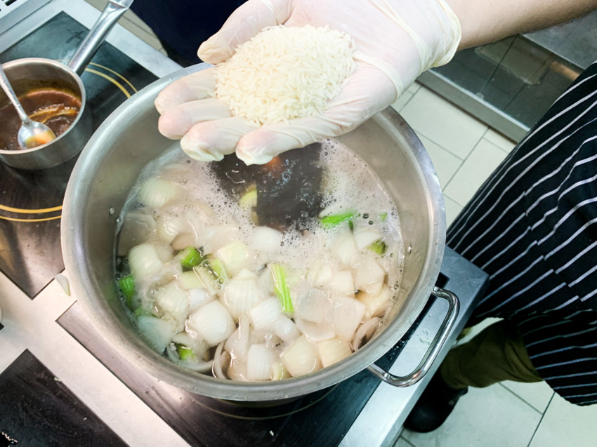Небольшой секрет, как сделать осьминога мягким – добавьте в воду при варке горсть риса, он заберет лишнюю влагу.
