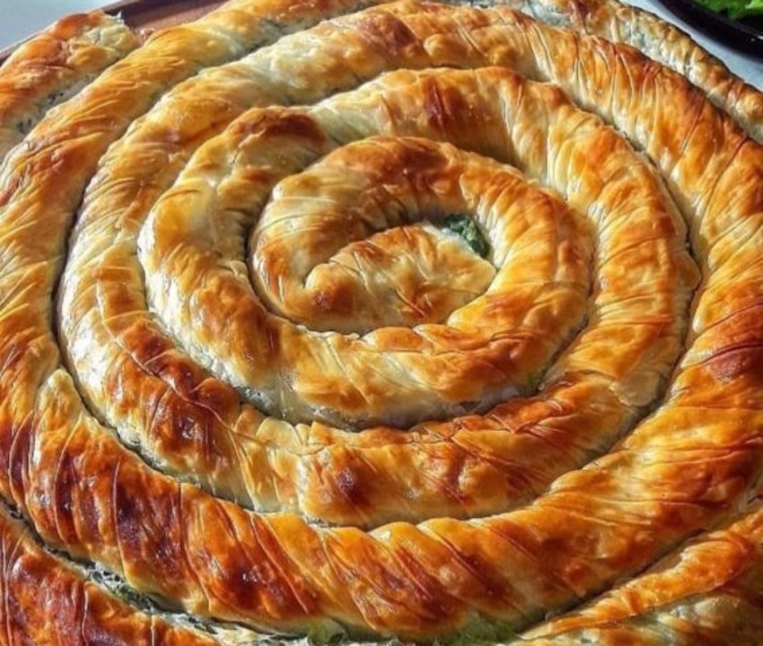 Традиционный сытный турецкий хлеб бурёк из тонкого фило-теста с начинкой из сыра, фарша, овощей или шпината.