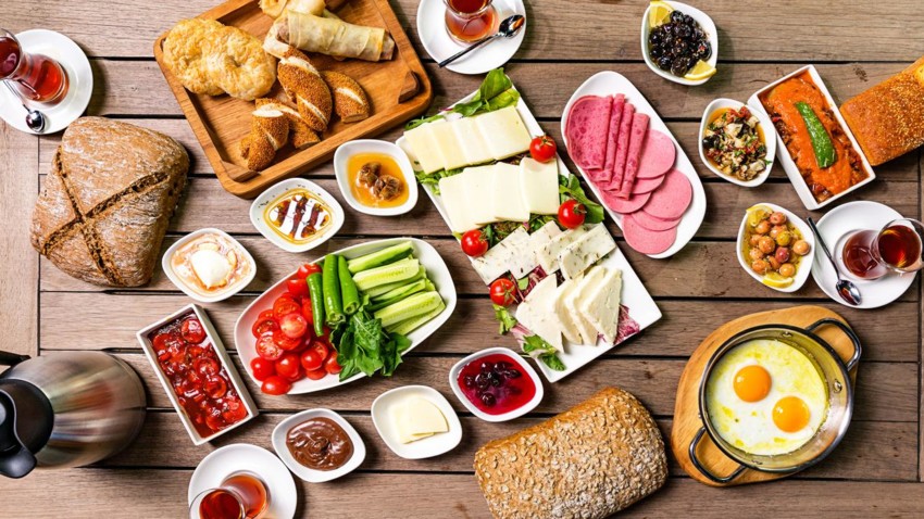 Разнообразно, сытно и здорово: турецкий завтрак легко повторить дома, главное — правильно выбрать продукты: они должны быть очень свежими и качественными.