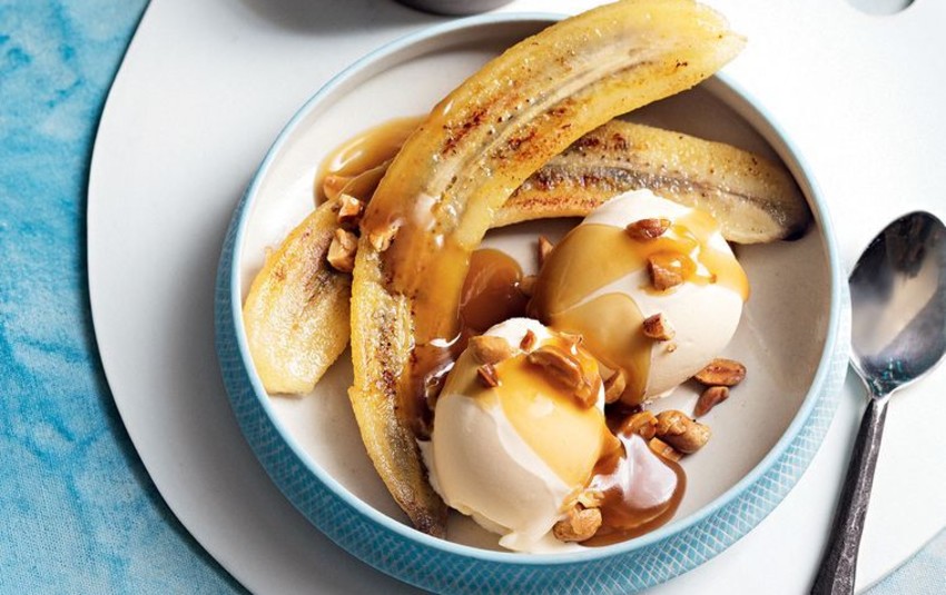 Десерт с жареными бананами и орешками.