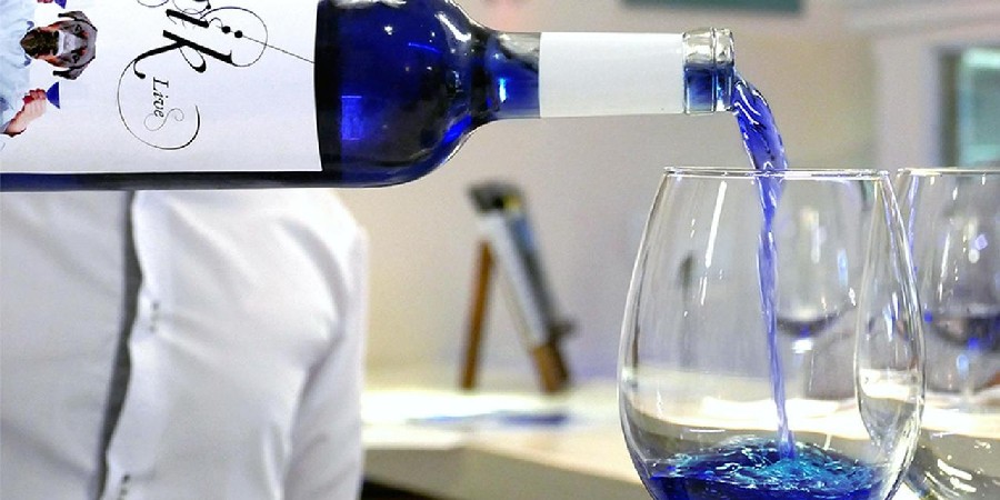 Виноделы придумали синее вино