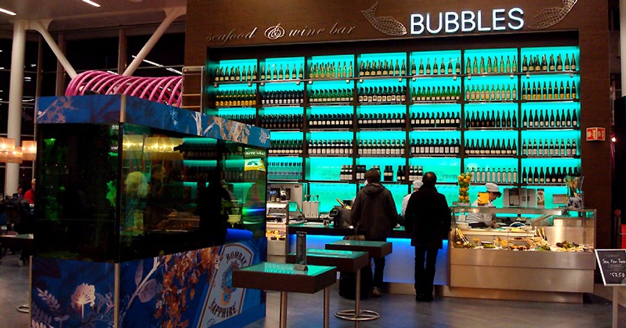Столько видов шампанского марки Taittinger можно найти только в аэропорту Амстердама, в стенах Bubbles Seafood and Wine Bar