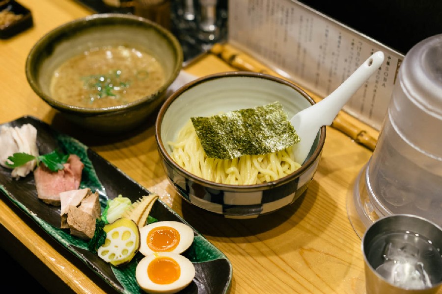 В Sanbei Narita путешественнику предложат лапшу удон со сладким соусом соба и наполнителями, жареные пельмени гедза, супы, рис, морепродукты, свинину