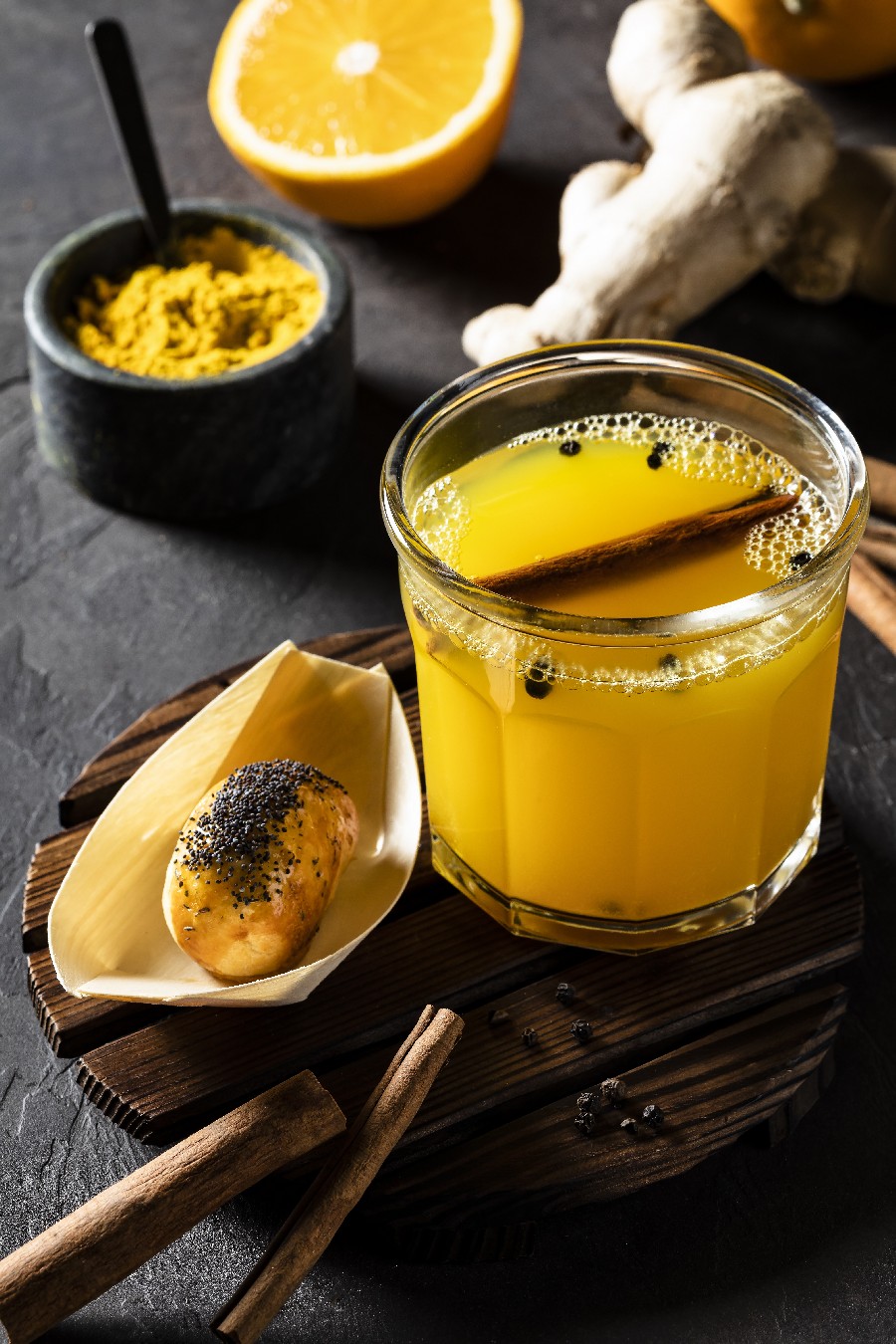 Рецепт чая из имбиря, куркумы и корицы с соком цитрусовых от простуды