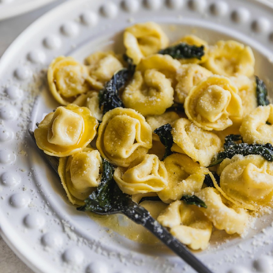 В Италии тортеллини всегда подают в соусе - из бульона, сливочном, грибном, мясном.