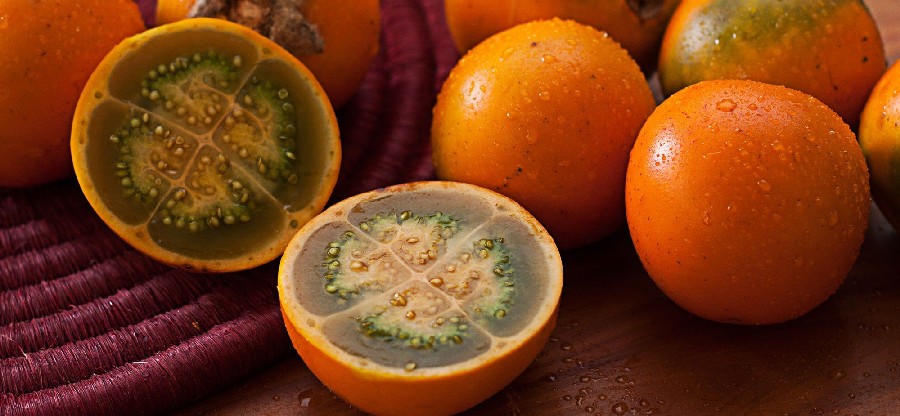 На ощупь персик, в разрезе - зеленый помидор, а по вкусу - апельсин: это луло - сочный фрукт из Южной Америки
