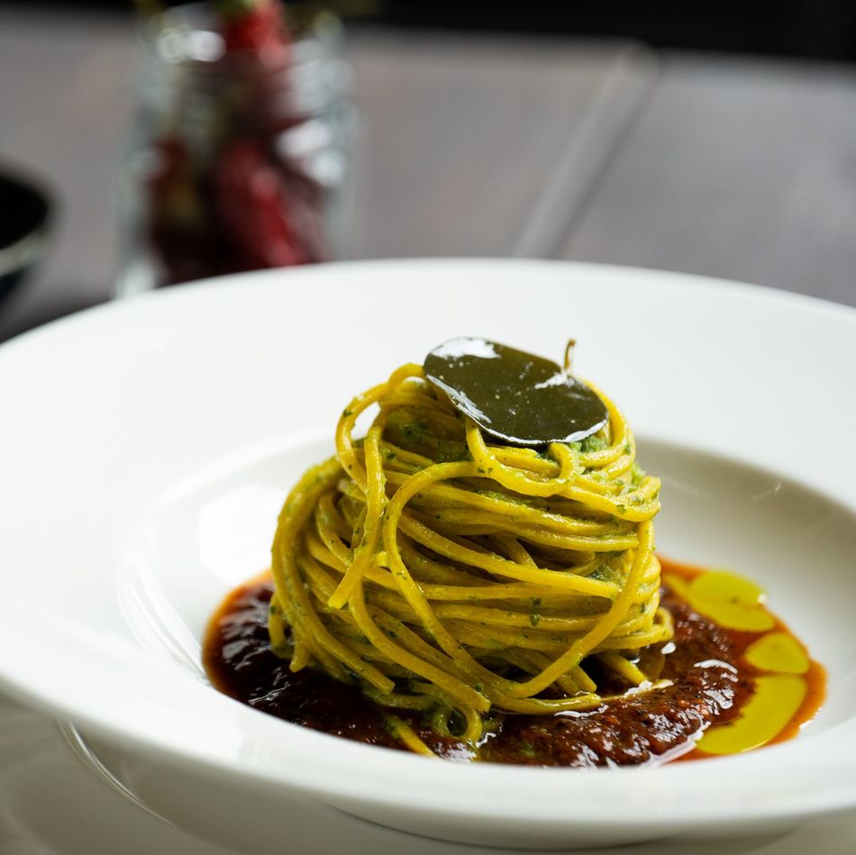 Спагетти с чесноком, оливковым маслом и кремом из запеченных помидоров