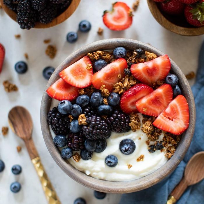 Счастливый завтрак: летние ягоды с кремом из греческого йогурта
     
