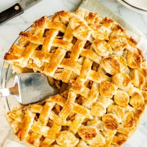 Традиционный американский яблочный пирог всегда с ажурной «решеткой» из теста