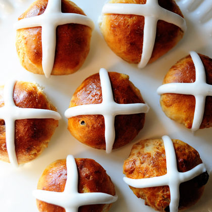 Горячие крестовые булочки – английское пасхальное угощение