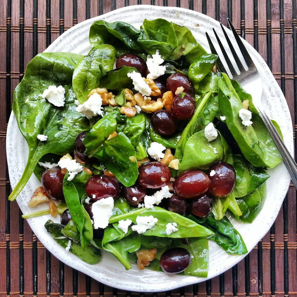 Салат с виноградом, сыром и зеленью