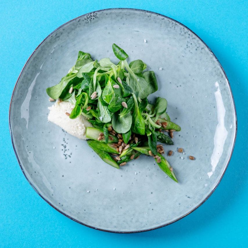 Зеленый салат с риккотой и спаржей от Артема Мухина, шеф-повара ресторана «На свежем воздухе»