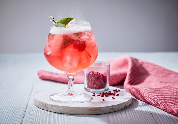 Розовый джин - идеальное сочетание джина и сладости клубники, малины и красной смородины