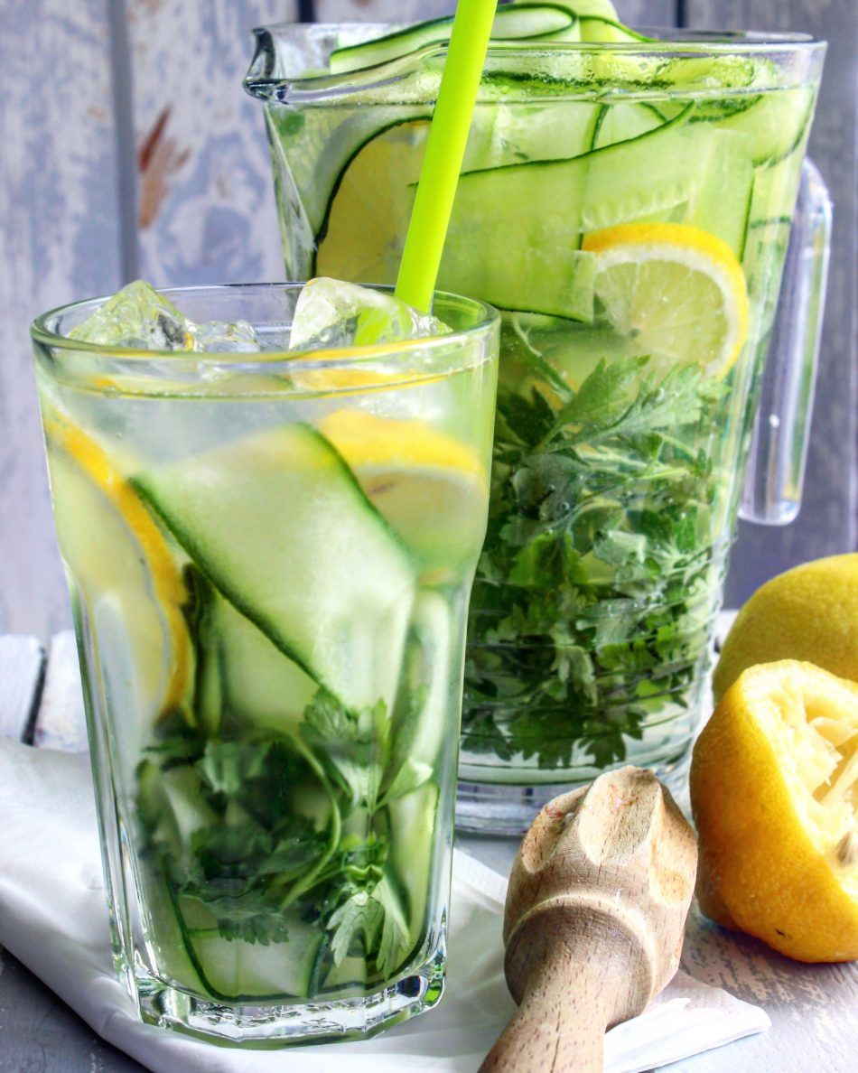Вместо чай и кофе Синтия рекомендует готовить напиток на основе чистой воды, с соком лимона, огурцом и листьями зелени, и пить его весь день. 