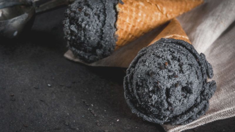 Черное мороженое может поразить воображение!